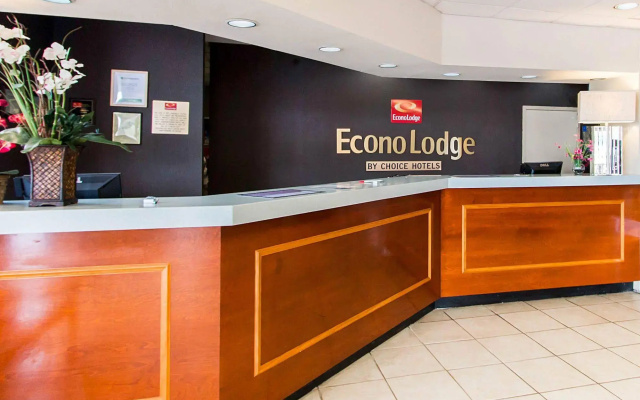 photo 2 of Econo Lodge Savannah Gateway I-95