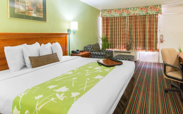 photo 5 of Econo Lodge Savannah Gateway I-95
