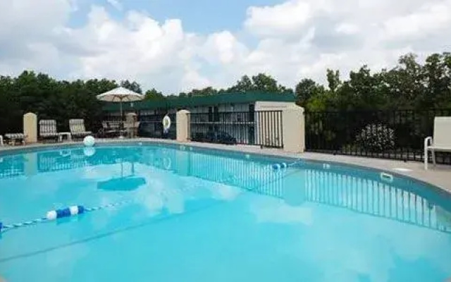 photo 3 of Econo Lodge Silver Dollar City Area