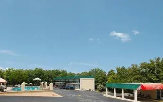 photo 4 of Econo Lodge Silver Dollar City Area