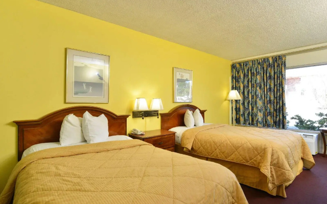 photo 3 of Econo Lodge Space Center