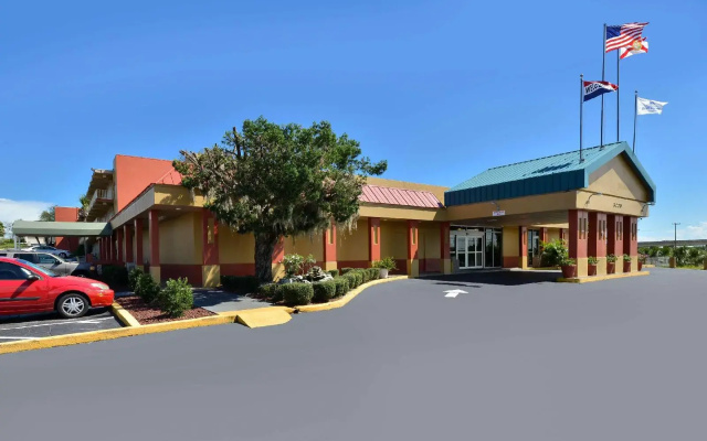 photo 5 of Econo Lodge Space Center