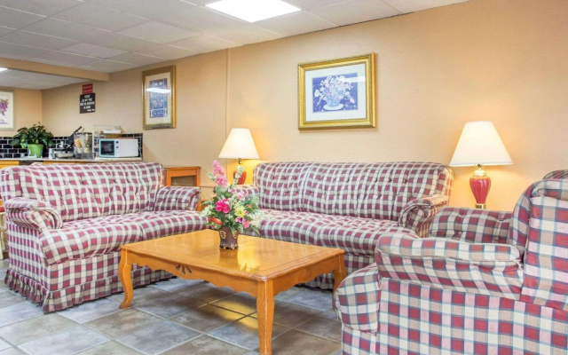 photo 3 of Rodeway Inn Stone Mountain