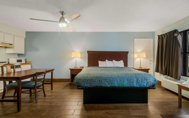 photo 4 of Econo Lodge Inn & Suites Fulton - Rockport
