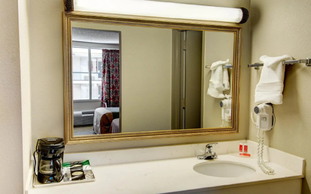 photo 4 of Econo Lodge Takoma Park