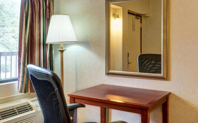 photo 4 of Econo Lodge by University