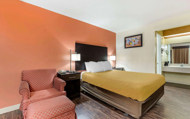 photo 4 of Econo Lodge Urbandale - Northwest Des Moines