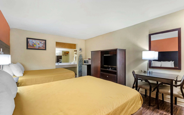 photo 5 of Econo Lodge Urbandale - Northwest Des Moines