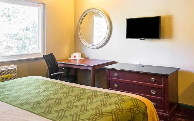 photo 3 of Econo Lodge Warrensville Heights Hotel