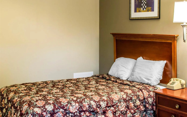photo 4 of Econo Lodge Warrensville Heights Hotel