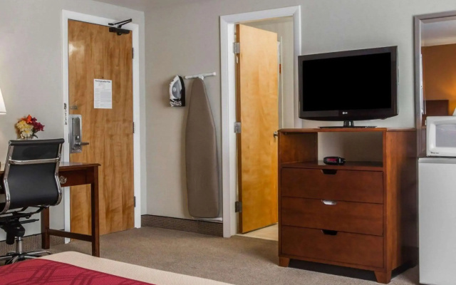 photo 2 of Econo Lodge Lake Region
