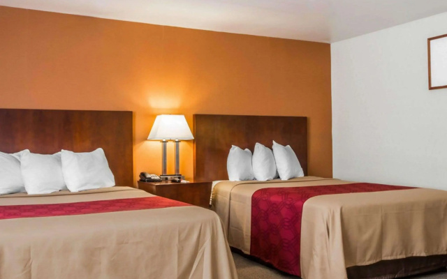 photo 4 of Econo Lodge Lake Region