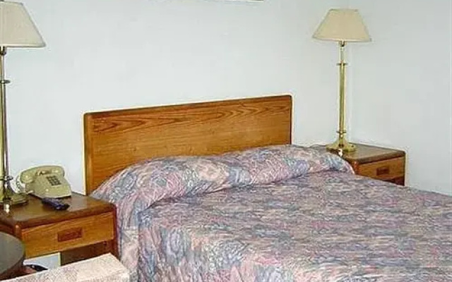 photo 2 of Economy Inn Plymouth