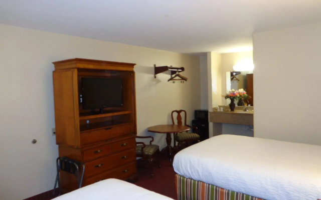 photo 2 of Economy Inn Express Warren