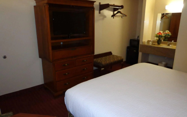 photo 4 of Economy Inn Express Warren
