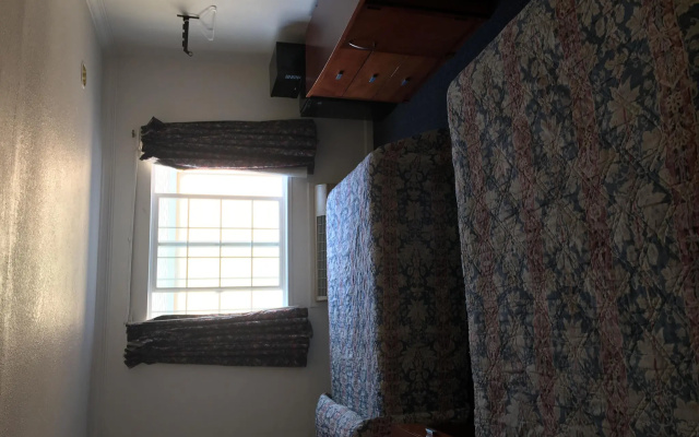 photo 3 of Economy Inn Monterey
