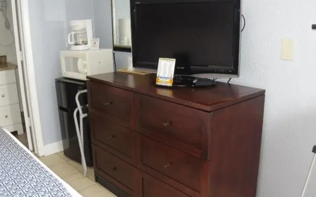 photo 4 of Edge Water Inn