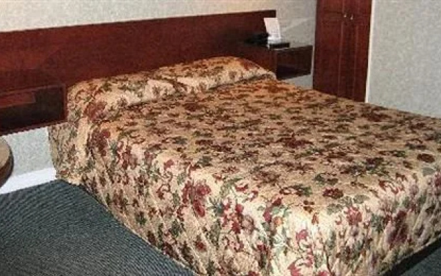 photo 3 of Edgewood Motel