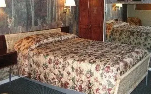 photo 4 of Edgewood Motel