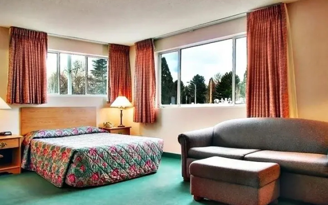 photo 4 of Eighth Avenue Inn