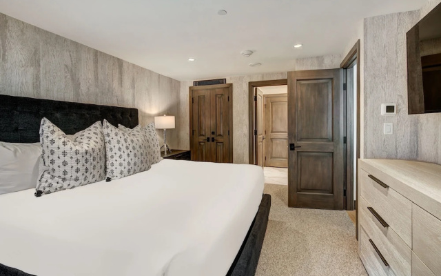 photo 3 of Elegant 3 Bedroom Condo Lodge at Vail by RedAwning - Save 20% on 7+ Nights!