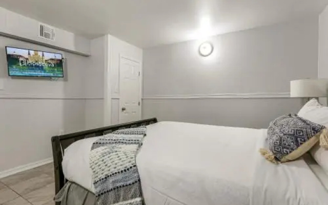 photo 3 of Elegant 4BR Condo in Downtown
