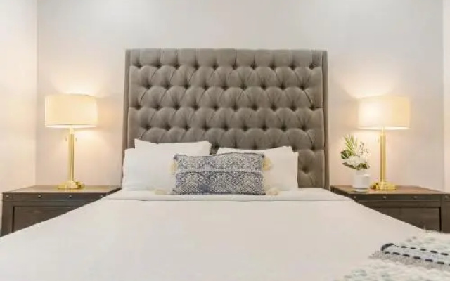 photo 4 of Elegant 4BR Condo in Downtown