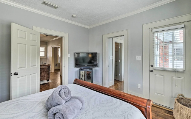 photo 4 of Elegant Houston Retreat < 2 Mi To Downtown!
