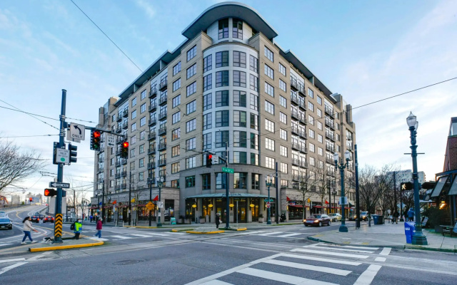photo 2 of Elegant, Recently Upgraded Apt – Downtown Location
