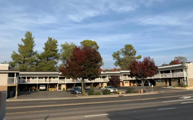 photo 2 of Elmwood Motel