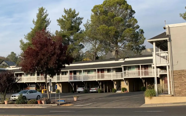 photo 3 of Elmwood Motel
