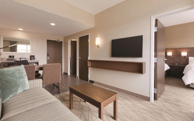photo 4 of Embassy Suites by Hilton Akron Canton Airport