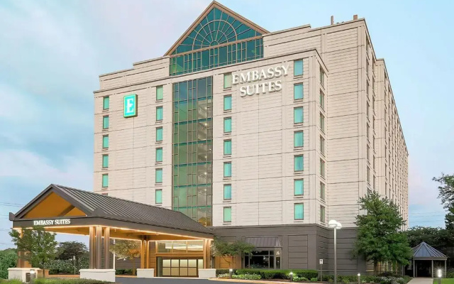 photo 2 of Embassy Suites Chicago Lombard Oak Brook