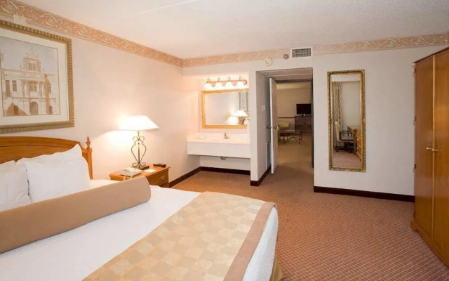 photo 2 of Embassy Suites Chicago Schaumburg Woodfield