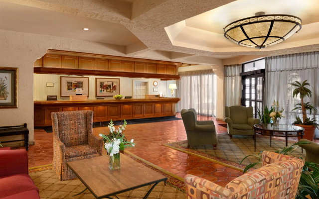 photo 2 of Embassy Suites Kansas City Plaza