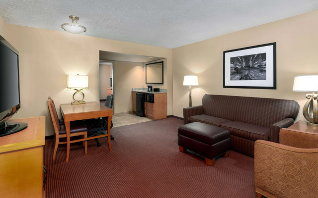 photo 5 of Embassy Suites by Hilton Kansas City International Airport