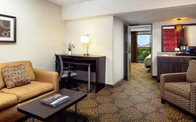 photo 3 of Holiday Inn & Suites Phoenix Airport North