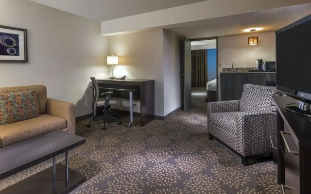 photo 4 of Holiday Inn & Suites Phoenix Airport North