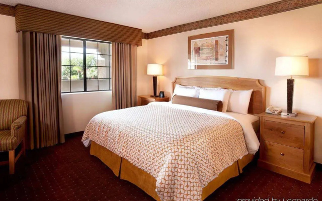 photo 3 of Embassy Suites Phoenix North