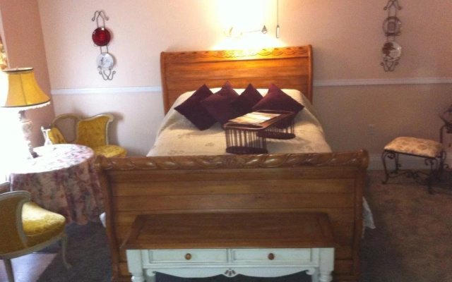 photo 4 of Emerald Necklace Inn Bed and Breakfast