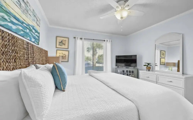 photo 2 of Emerald Shores #1001 - 1 Br Condo By Redawning