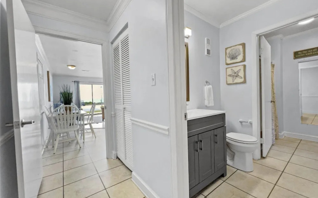 photo 4 of Emerald Shores #1001 - 1 Br Condo By Redawning