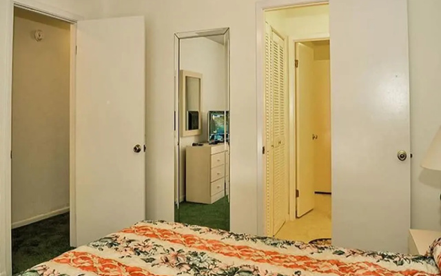 photo 2 of Emerald Shores Resort 2001 627850 by RedAwning