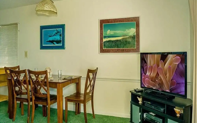 photo 4 of Emerald Shores Resort 2001 627850 by RedAwning