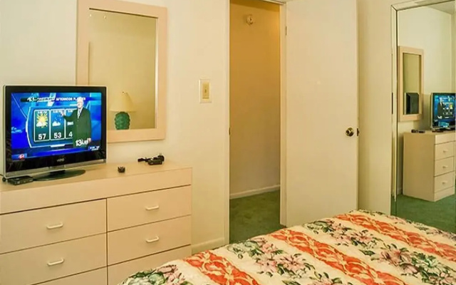 photo 5 of Emerald Shores Resort 2001 627850 by RedAwning