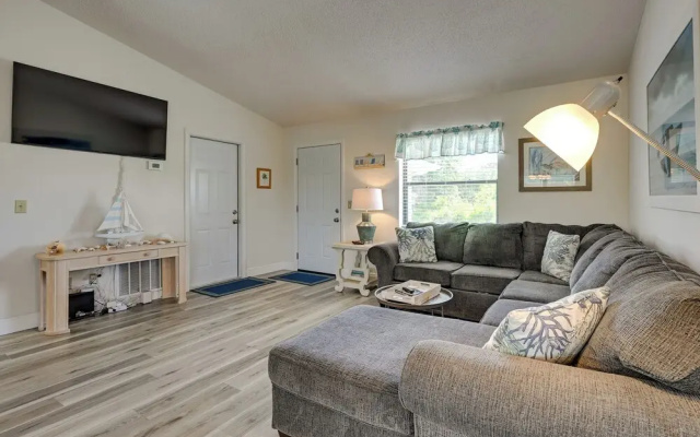 photo 5 of Englewood Home w Saltwater Pool: 6 Mi to Beach