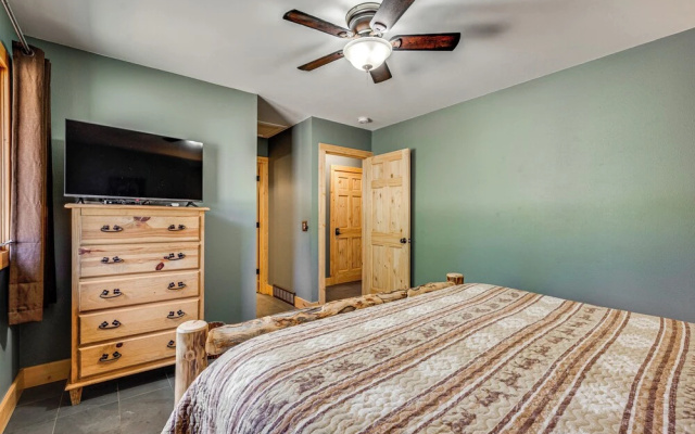 photo 5 of Estes Park Home w/ AC - 1/2 Mi to Lake & Downtown!