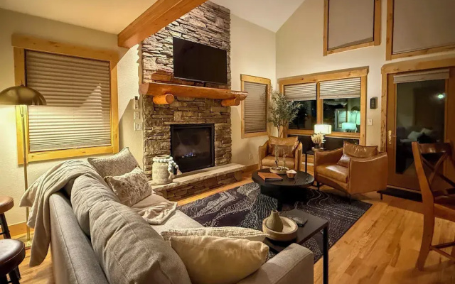 photo 4 of Updated & Spacious Lodge in Heart of Estes Park!