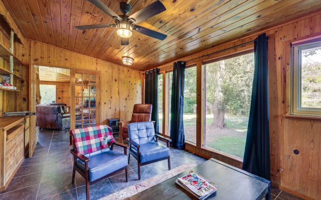 photo 2 of Eureka Springs Rental Cabin 8 Mi to Downtown!