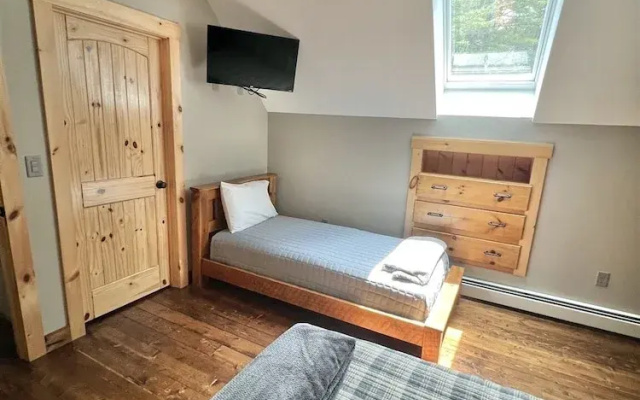 photo 3 of Eva's Place Limit 7 4 Bedroom Home